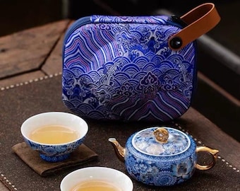 Golden Blue Lotus handbemalte Emaille Reise-Tee-Set, minimalistische Keramik Gold-Trimmed Floral Teegeschirr, kompaktes Tee-Set, Geschenk für Teeliebhaber