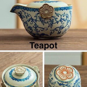 Puede incluir: Una tetera de cer&aacute;mica con tapa y boquilla, con un dise&ntilde;o floral azul y blanco. La tetera tiene un asa en forma de flor y un adorno en forma de flor a juego. La palabra "Teapot" est&aacute; impresa en la imagen.