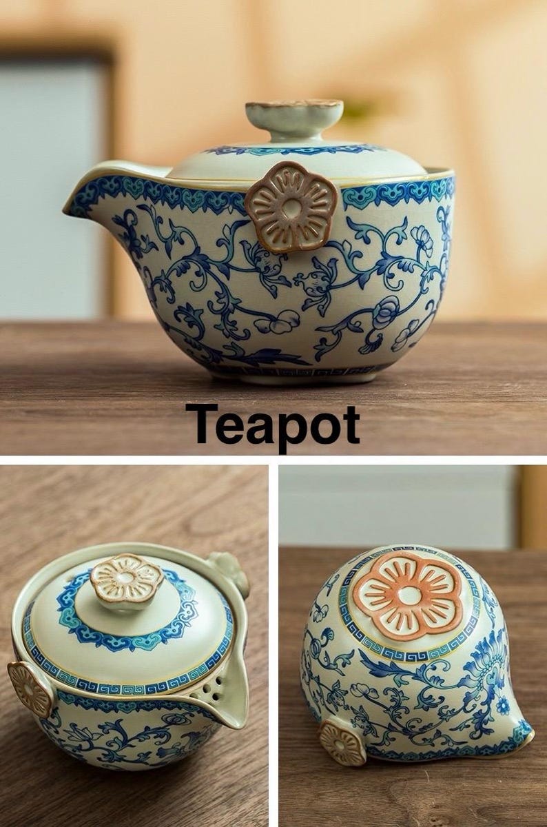 Puede incluir: Una tetera de cer&aacute;mica con tapa y boquilla, con un dise&ntilde;o floral azul y blanco. La tetera tiene un asa en forma de flor y un adorno en forma de flor a juego. La palabra "Teapot" est&aacute; impresa en la imagen.