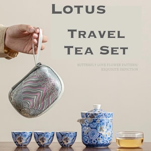 Peut inclure: Un service à thé de voyage avec un motif floral bleu. L'ensemble comprend une théière, trois petites tasses et une tasse en verre transparent avec du thé. L'ensemble est accompagné d'un étui avec un motif rose et gris. Le texte sur l'image indique : Luxury Blue Lotus Travel Tea Set.