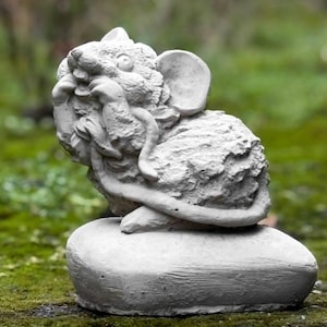 Concrete funny mouse sculpture Cement mouse decoration Outdoor animal figurine Stone garden and home ornament Humorous mouse lover gift