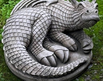 Draußen ruhende Drachenstatue Majestätische Drachendekoration Fabelwesen Skulptur Zementlegedrache Garten- und Wohndekor