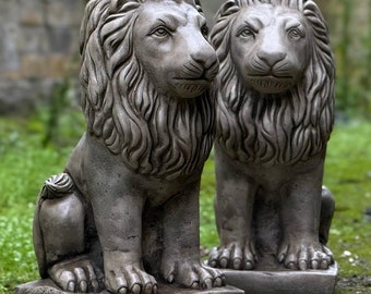 Coppia Di Sculture Da Giardino Raffiguranti Leoni Accovacciati  Cm 60x60x30 D - Foto 2