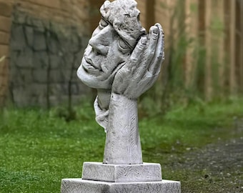 石の考える顔の彫刻、コンクリートの頭を手にした彫刻、石の抽象的な顔