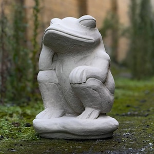 Stone sitting frog sculpture Garden and home decoration Cement frog figurine Outdoor frog ornament Concrete wild animal Pool statue gift