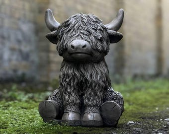 Estatua de jardín de vaca de las tierras altas de hormigón Escultura de vaca sentada de piedra Decoración de vaca de las tierras altas para jardín Adorno animal para exterior Regalo para amantes de las tierras altas