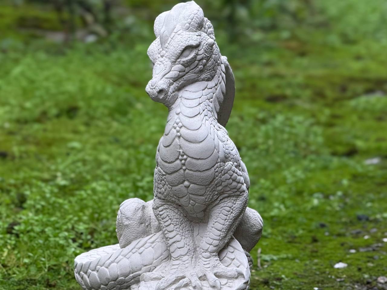 素晴らしいドラゴンの像、コンクリート製の座ったドラゴンの彫刻、石の