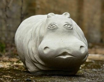 石造りのカバの装飾 コンクリート製のカバの像 庭の動物の飾り 屋外の