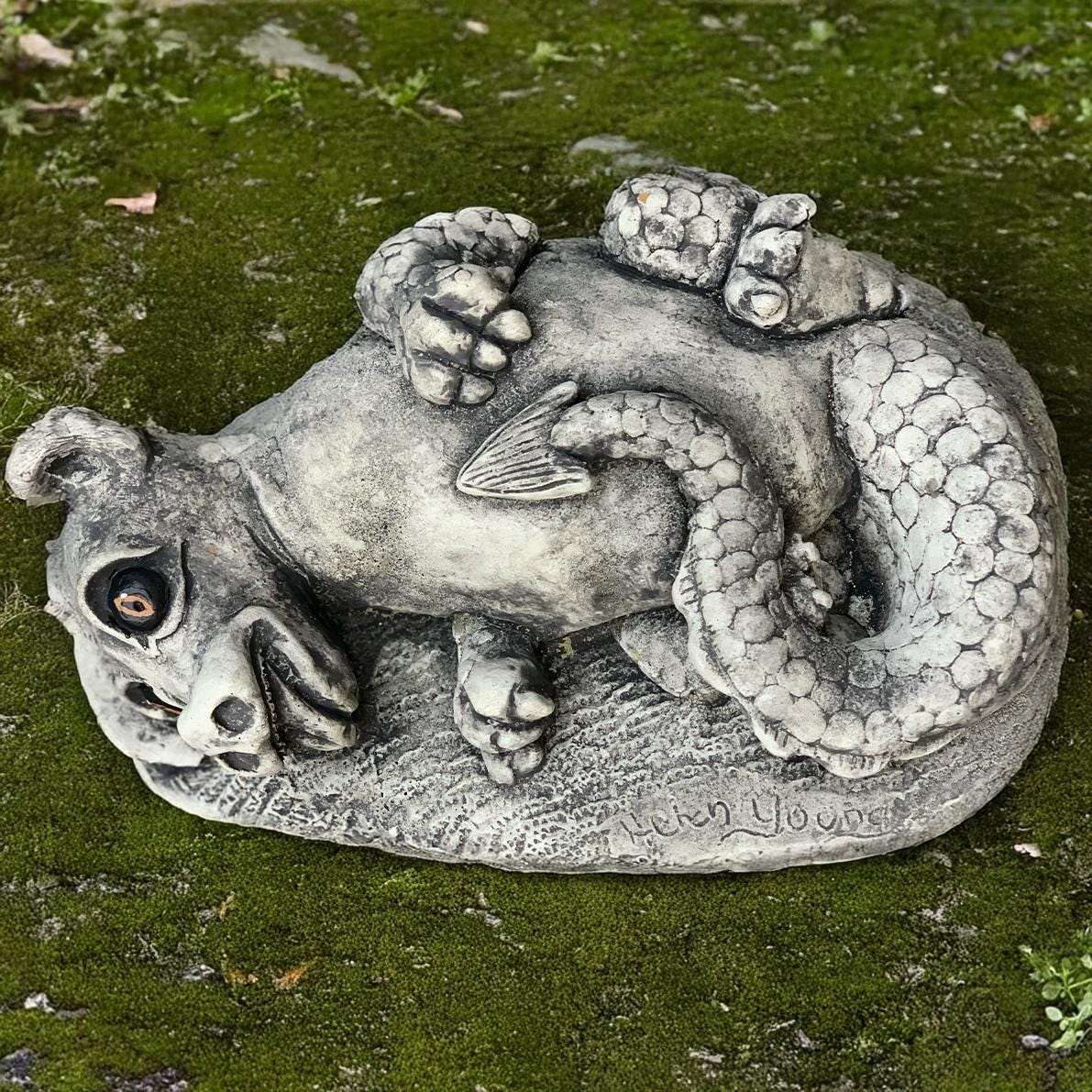 ファンタジー横たわるドラゴンの彫刻 石の赤ちゃんドラゴンの置物 屋外