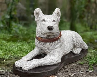 Statua di un cane tedesco di grandi dimensioni Scultura di un pastore tedesco in cemento Statuetta di un cane da esterno Memoriale in cemento Ornamento di un cane tedesco Regalo per gli amanti Arte da giardino