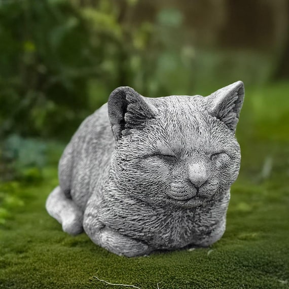 【はち】天然石ガーネットの猫ちゃん　置物　彫物NO.030504 石の猫の置物 屋外用子猫像 コンクリート製ペット記念装飾 庭の猫の