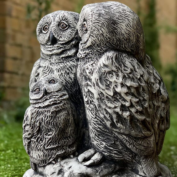 巨大な家族のフクロウの彫刻コンクリートのフクロウの像セメントの鳥の