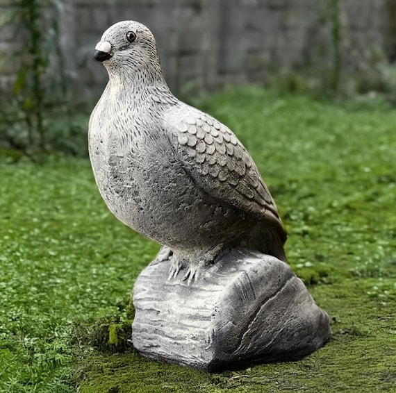 石の鳩の像 コンクリートの鳥の彫刻 庭の鳩の置物 セメントの動物の