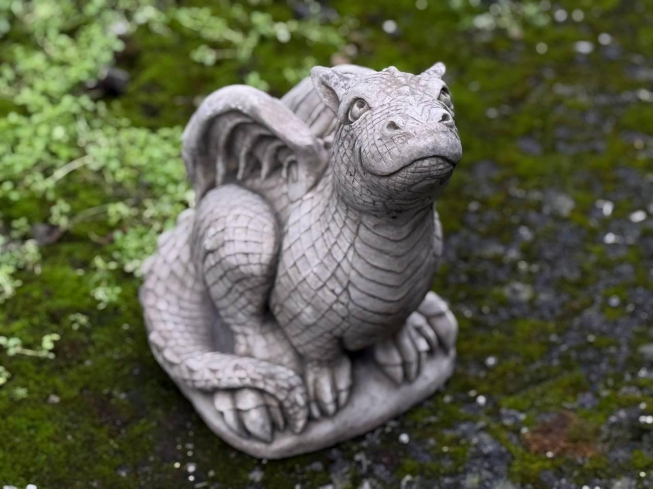 大きな座ったドラゴンの像コンクリートドラゴンの装飾神話のドラゴンの