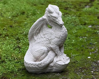 素晴らしいドラゴンの像、コンクリート製の座ったドラゴンの彫刻、石の