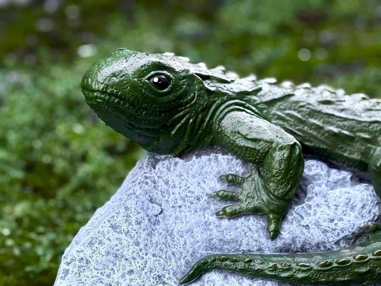 トカゲの石製置物 石のトカゲの像 屋外爬虫類彫刻 石の動物の飾り 岩の上のトカゲ 庭の