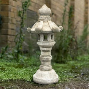 Outdoor lantern statue Concrete pagoda sculpture Stone Japanese pagoda figurine Cement pagoda ornament Zen garden decoration Lantern gift