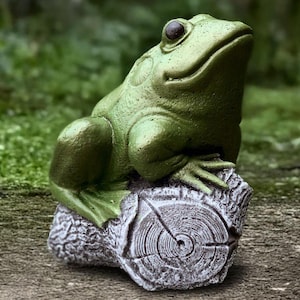 Stone frog figurine Concrete animal statue Outdoor frog sculpture Cement pool decoration Frog lover gift Water ornament Front door art