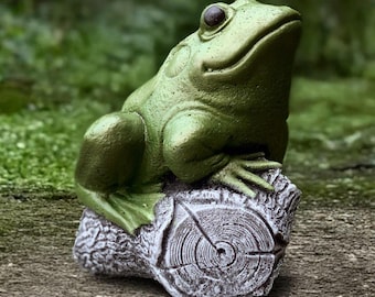 Stone frog figurine Concrete animal statue Outdoor frog sculpture Cement pool decoration Frog lover gift Water ornament Front door art