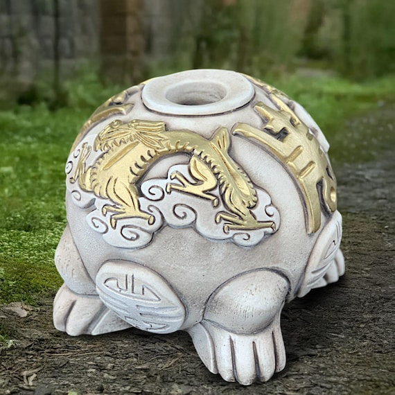 gom design masayuki k 置物 Oriental Feng Shui Statue Stone Lucky Toad With Gold Details