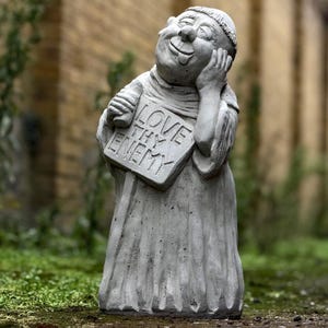 Outdoor lustige Mönch Skulptur Beton Humor Skulptur Ornament Wunderliche Mann Dekoration Stein lächelnder Mann mit Schild Einzigartiges Werft Kunst Geschenk