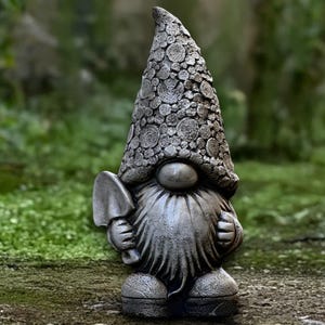 Puede incluir: Una estatua de gnomo de jardín gris con una larga barba y un sombrero puntiagudo. El gnomo sostiene una pequeña pala. El sombrero tiene un patrón texturizado y la estatua tiene una apariencia desgastada. El gnomo está de pie sobre una superficie de piedra.