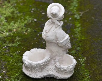 Zabawna kaczka w ubrankach, dekoracja Betonowa doniczka w kształcie kaczki z dwoma miskami na rośliny lub posąg Rzeźba ogrodowa na zewnątrz Cementowa figurka ptaka