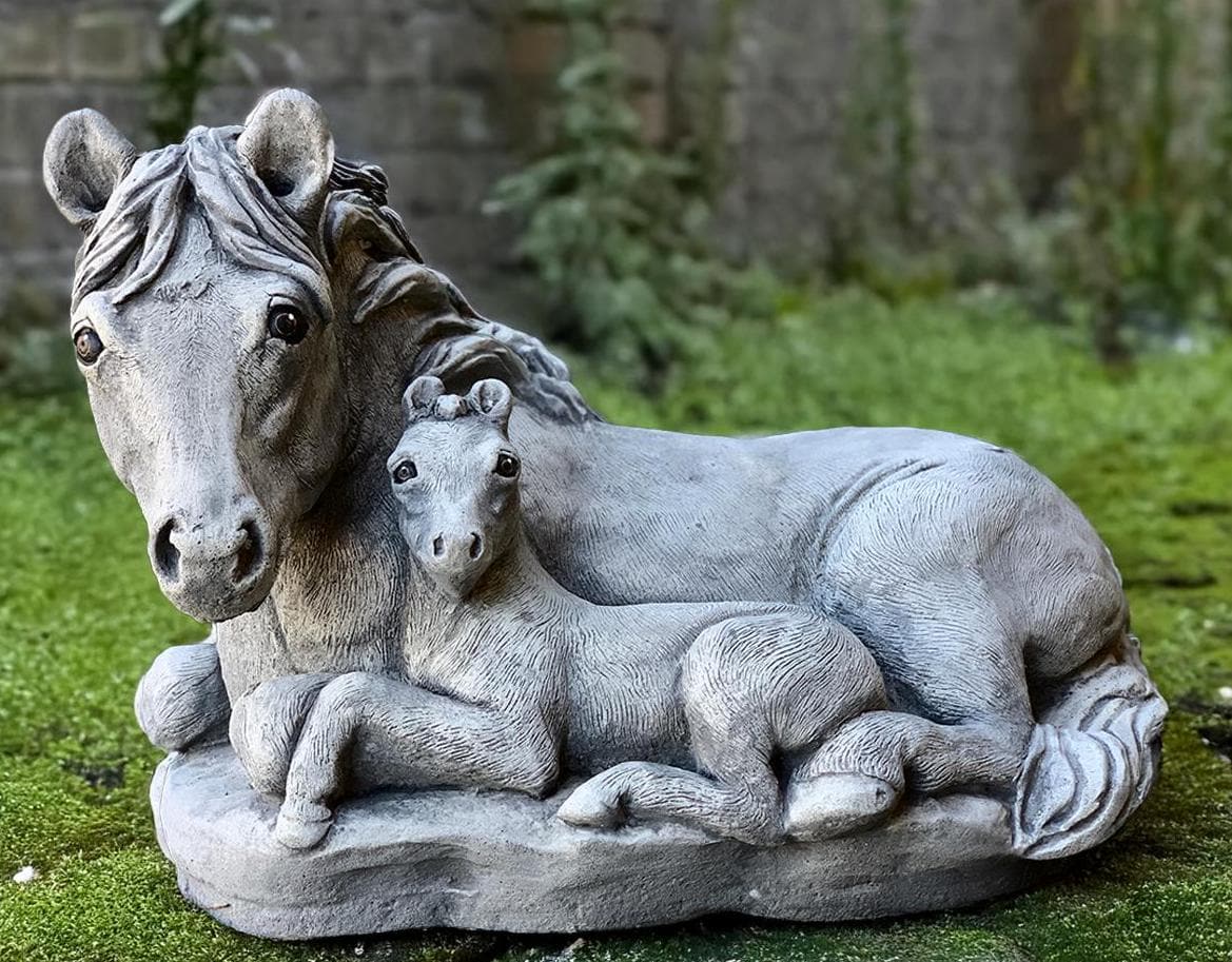 母と子馬の彫刻 コンクリート製の馬の像 リラックスできる家族の馬の