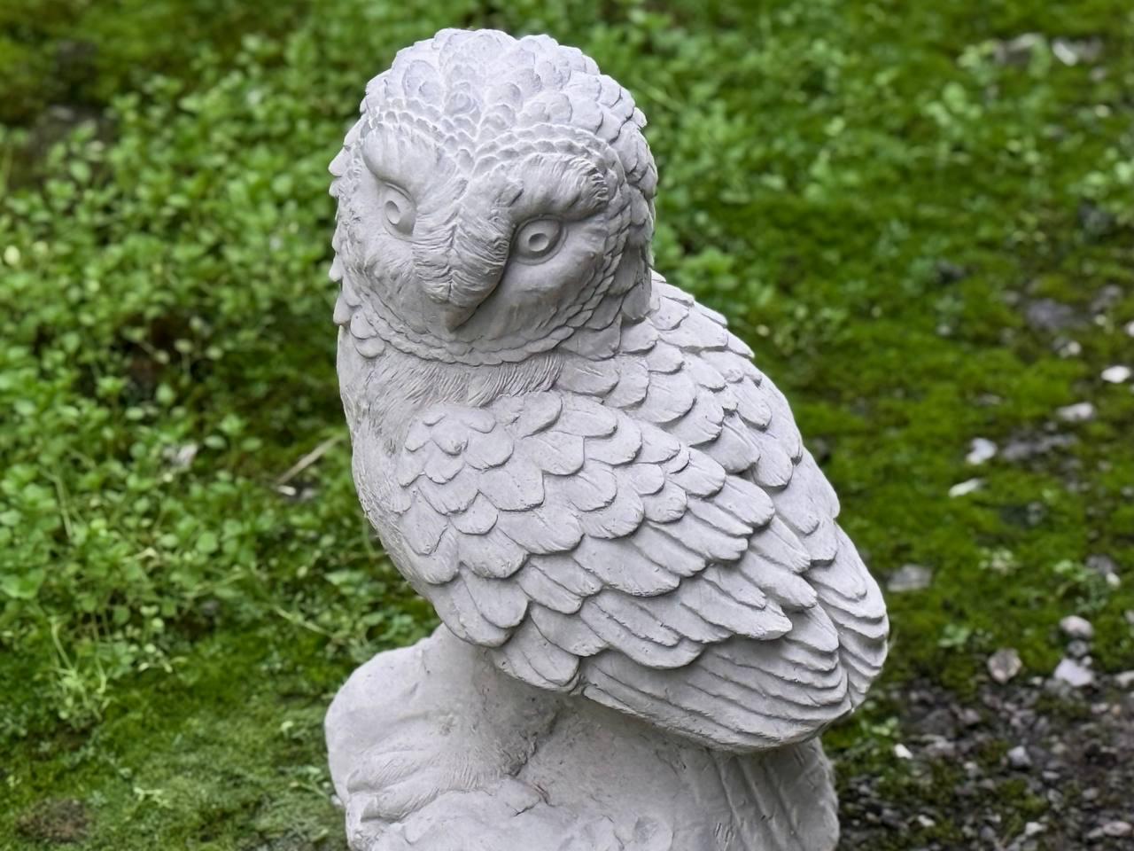 庭用の雄大なフクロウのコンクリート像。リアルな野生動物の装飾。屋外