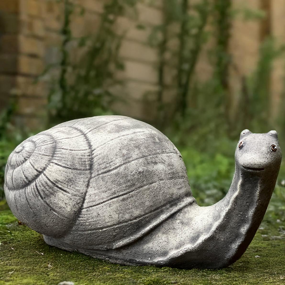 コンクリート製のカタツムリの像、セメント製のナメクジの置物、屋外の