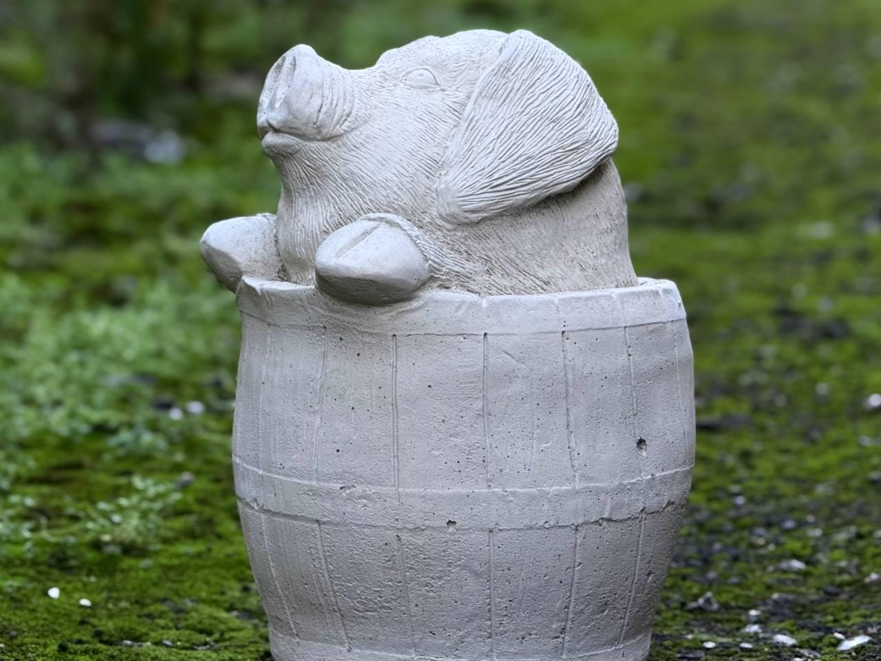 樽の中の白い豚の像 コンクリート製の農場の動物の彫刻 石造りの庭の