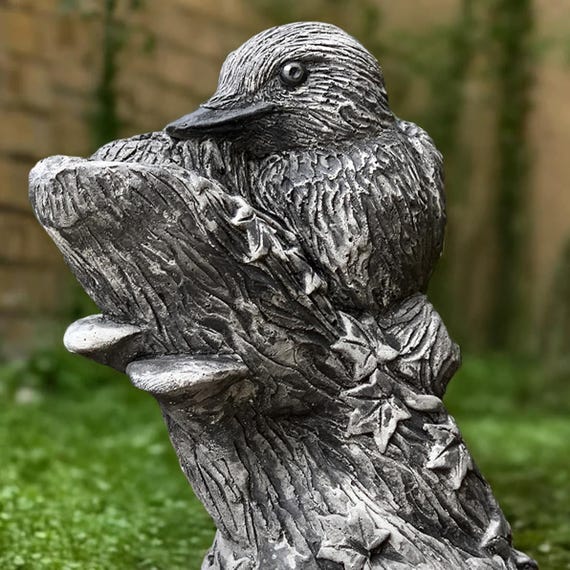 コンクリート製のカワセミの彫刻、庭の装飾、石造りの鳥の彫刻、屋外の