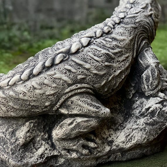 トカゲの石製置物 コンクリートのトカゲの彫刻 屋外爬虫類の像 石の動物の飾り 岩の上の