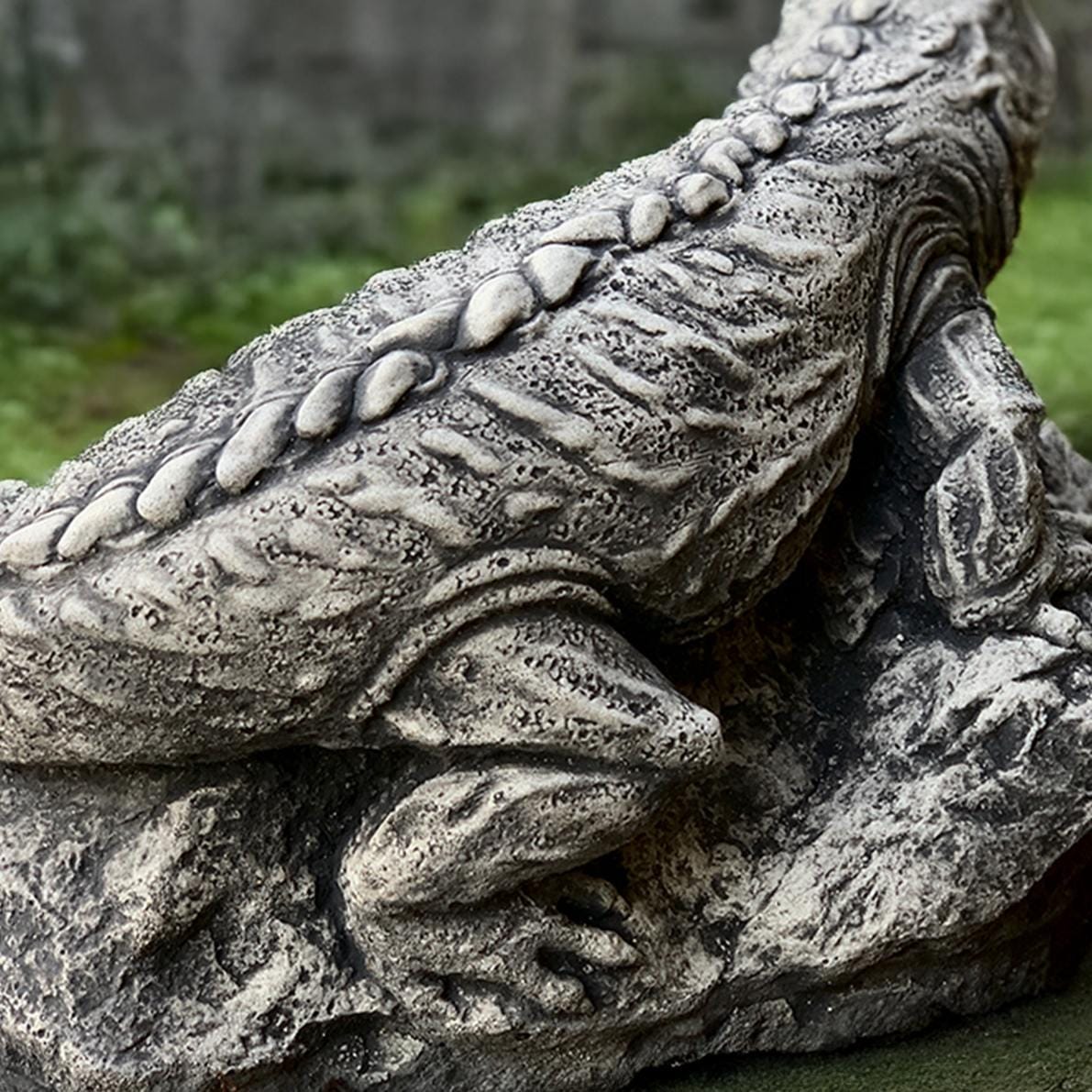 コンクリートのトカゲの彫刻 屋外爬虫類の像 石の動物の飾り 岩の上の