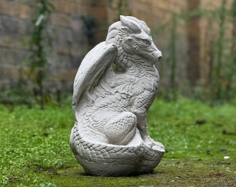 素晴らしいドラゴンの像、コンクリート製の座ったドラゴンの彫刻、石の