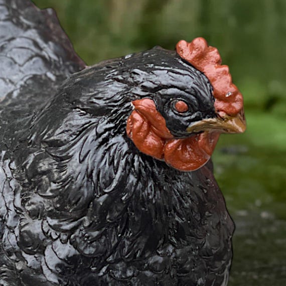黒いコンクリート製のニワトリの置物、庭の農場の動物の置物、石製の雌