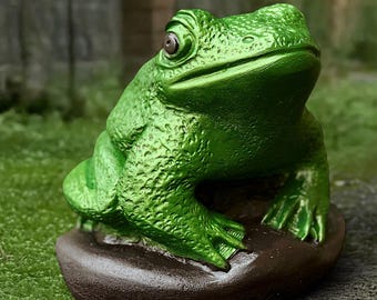 Outdoor frog statue Concrete animal sculpture Cement sitting frog sculpture Frog lover gift Sitting frog ornament Handmade frog Yard art