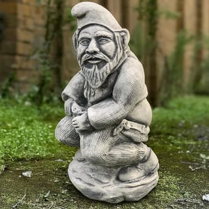 Escultura de gnomo sentado Estatua de duende de hormigón Decoración de troll de cemento Regalo para amantes de los gnomos Adorno de gnomo hecho a mano Regalo para amantes de los gnomos Arte para el jardín