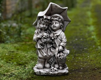 傘を持った女の子と男の子の像 兄弟姉妹の彫刻 庭の家族の装飾