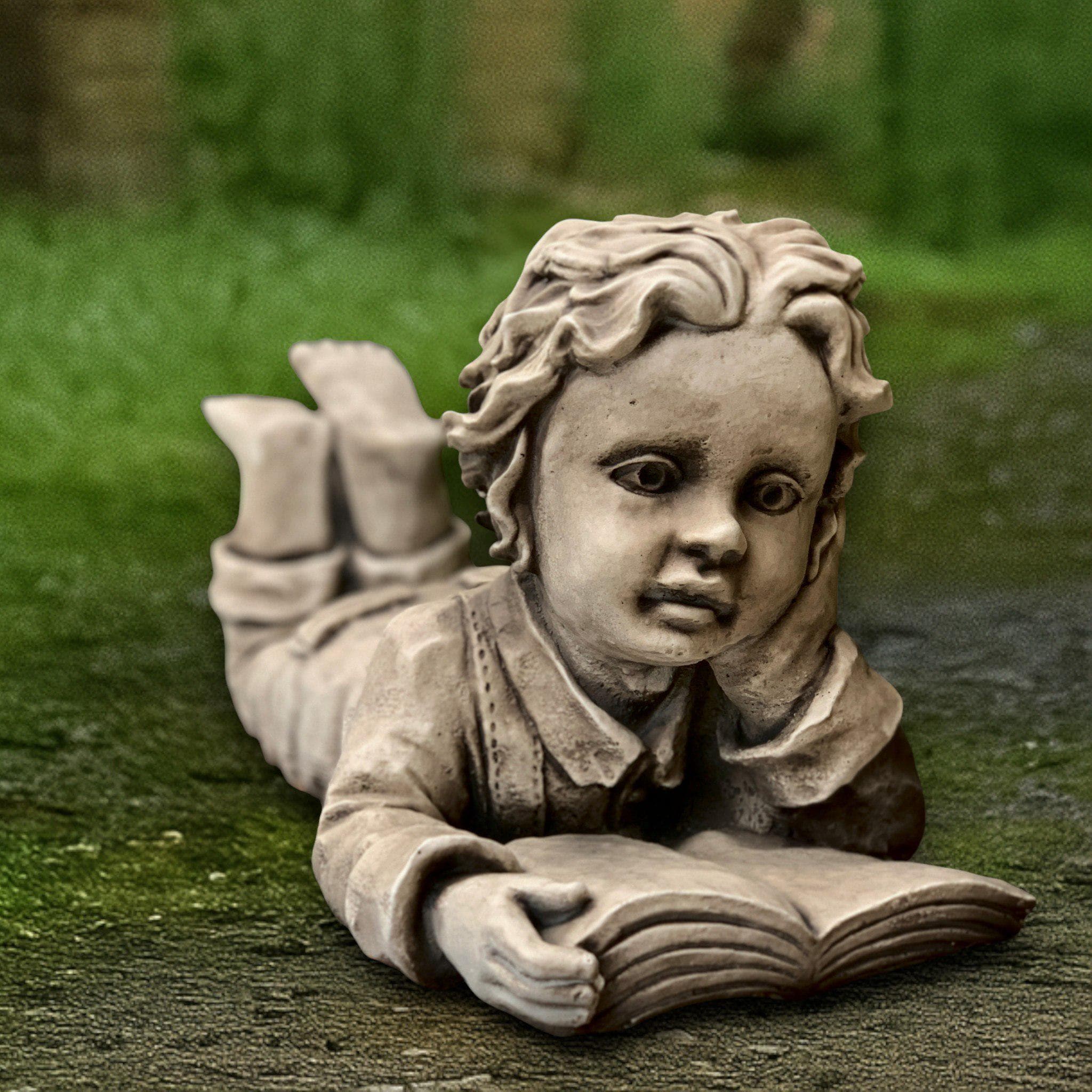 子供と本を読む少女の彫刻