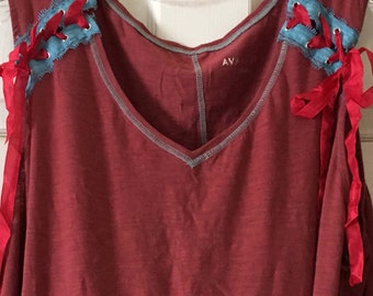 t-shirt teint à la cravate rouge et sarcelle avec des accents de dentelle