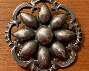 Vintage Mexican Flower Broach with Pin Clasp. 900 Silver. Hallmarked. Made in Mexico.