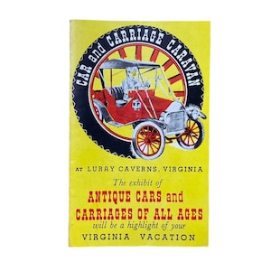 Op de afbeelding: Een gele folder die reclame maakt voor een tentoonstelling van antieke auto's en koetsen in de Luray Caverns in Virginia. De folder toont een rode en zwarte illustratie van een vintage auto met een witte band.