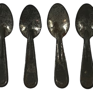 Puede incluir: Cuatro cucharas de plata vintage con un acabado desgastado y envejecido. Las cucharas tienen un cuenco redondeado y un diseño simple y elegante.