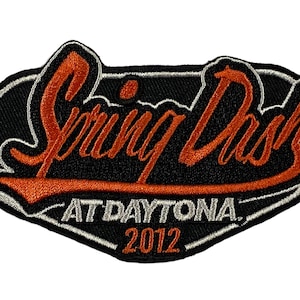 Op de afbeelding: Oranje en witte geborduurde patch met de tekst "Spring Dash at Daytona 2012".