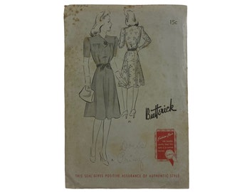 Puede incluir: Patrón de costura vintage para un vestido, con dos mujeres en vestidos. El patrón es de la década de 1940 y es de la empresa Butterick. El patrón tiene un precio de 15 centavos.