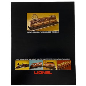 Puede incluir: Un anuncio en blanco y negro para trenes Lionel con una locomotora eléctrica GG-1 negra y marrón, una locomotora de vapor negra y roja, una locomotora diésel roja y blanca y un vagón de pasajeros rojo y blanco. El texto del anuncio dice "Lionel presenta con orgullo el GG-1" y "Y el General y Disney y el rectificador NAH y Amtrak. ¡Fantástico!"