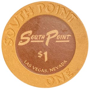 Op de afbeelding: Een ronde casinopunt met een bruin midden en een goudkleurige buitenring. De chip toont de tekst "SOUTH POINT" in een gebogen lettertype, samen met "$1" en "LAS VEGAS, NEVADA". Het woord "ONE" is ook zichtbaar.