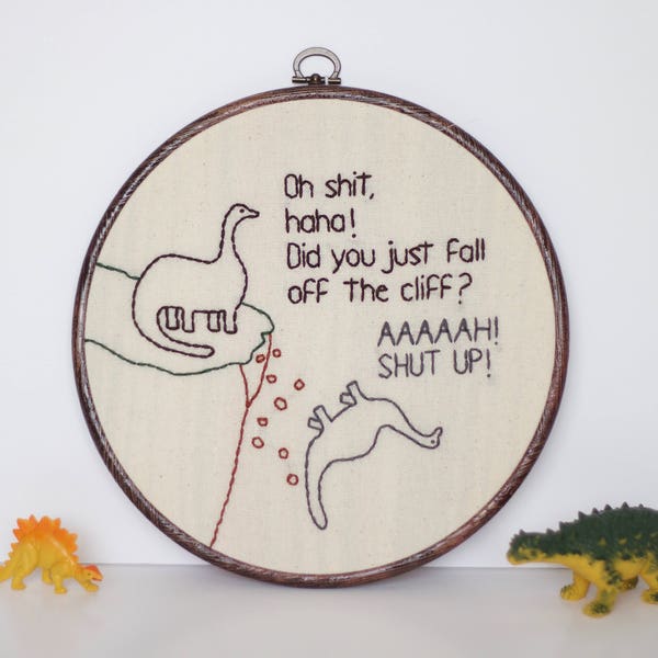 Dinosaure tombe de la falaise à la main broderie - 8" Hoop