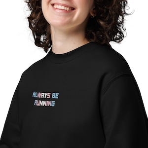 Always Be Running-geborduurd sweatshirt in Trans Pride-kleuren | Netrunner Pride-cadeau | Uniseks | Biologisch katoen | Marineblauw, zwart en wit